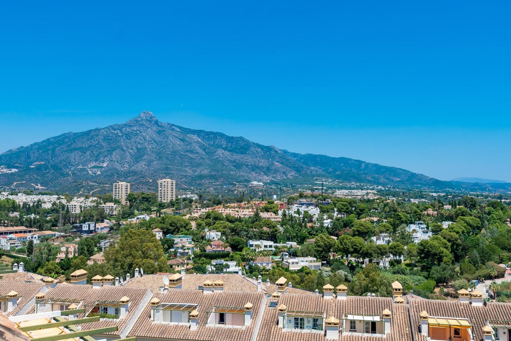 Apartamento Elegant 2 Bdrm Penthouse With Bbq And Pools Marbella Exterior foto